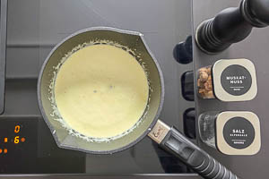 Die Sauce abschmecken mit Gew&uuml;rzen