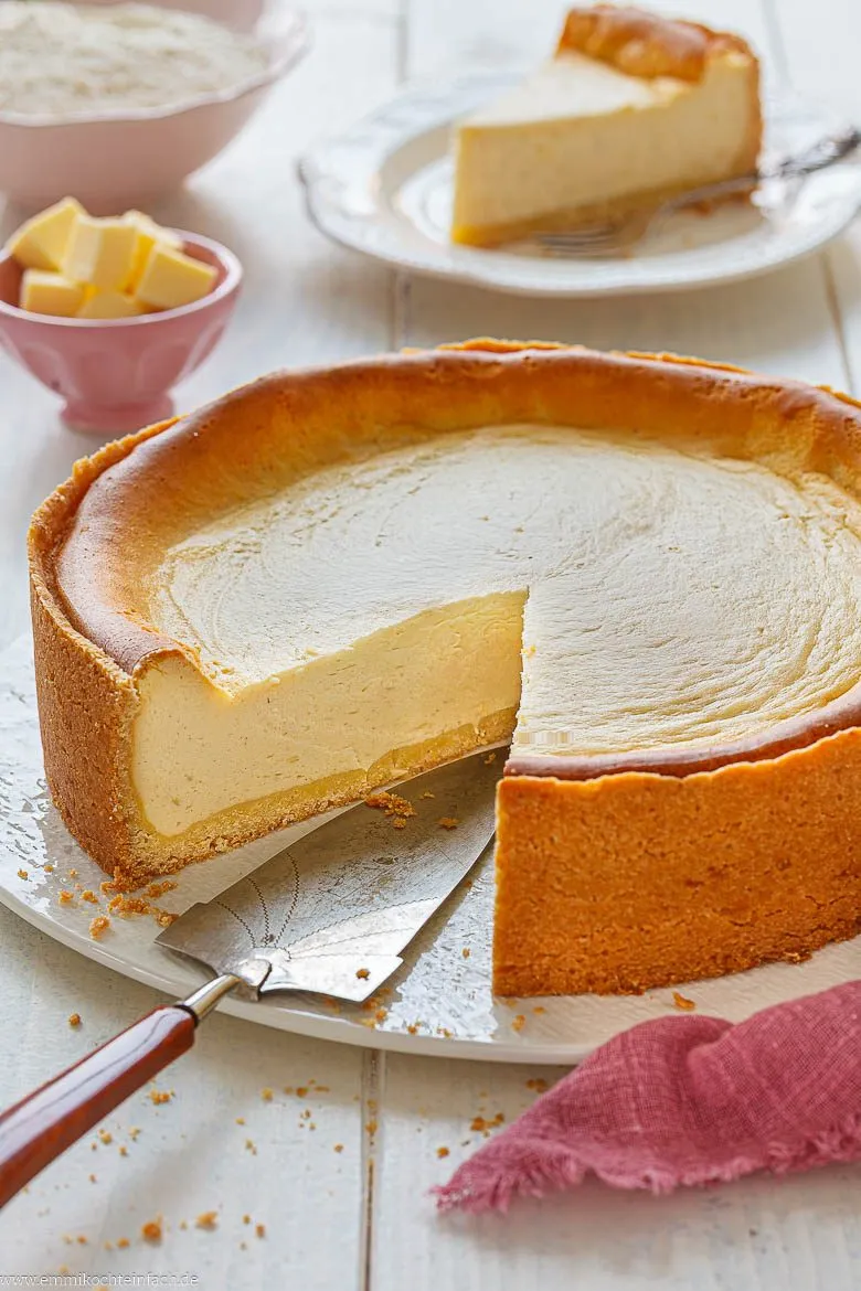 Quarkkuchen mit buttrigem M&uuml;rbeteigboden
