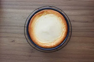 K&auml;sekuchen im Ofen ausdampfen lassen, dann abk&uuml;hlen lassen und servieren