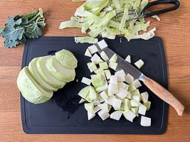 Kohlrabiknollen sch&auml;len und schneiden, Bl&auml;tter zupfen.