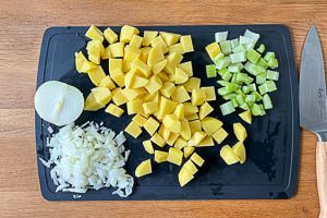Kartoffeln, Sellerie und Zwiebel klein schneiden.