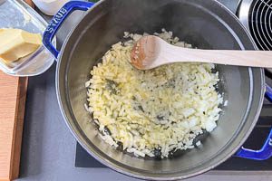 Zwiebeln in Butter anbraten.