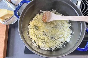 Zwiebeln in Butter anbraten.