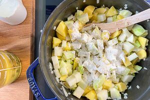 Mehl hinzugeben und anbraten.