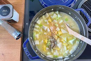 Mit Gem&uuml;sebr&uuml;he aufgie&szlig;en.