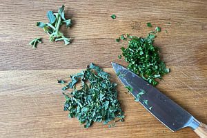 Kohlrabibl&auml;tter und Petersilie klein schneiden