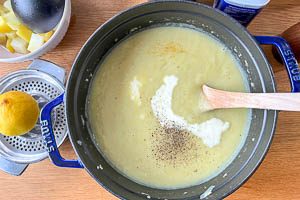 Suppe mit Sahne, Zitronensaft und Gew&uuml;rzen abschmecken.