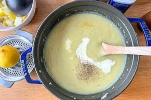Suppe mit Sahne, Zitronensaft und Gew&uuml;rzen abschmecken.