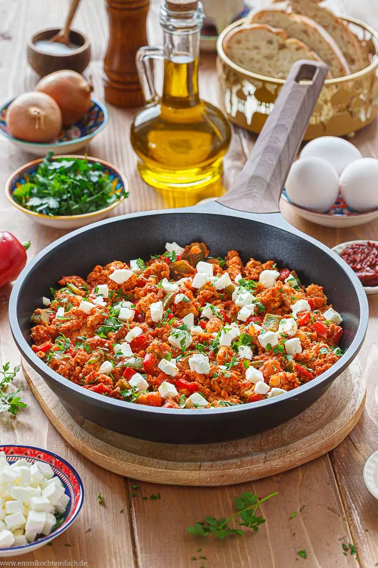 W&uuml;rzige Eierpfanne mit Paprika, Tomaten und Zwiebeln