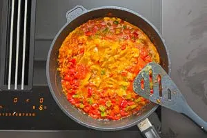 Zutaten in der PFanne leicht verr&uuml;hren