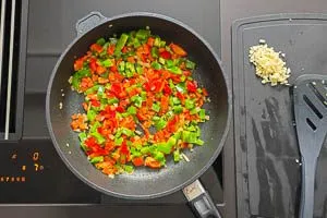 Rote und gr&uuml;ne Paprika anbraten
