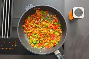 Edels&uuml;&szlig;es Paprikapulver in die Pfanne geben