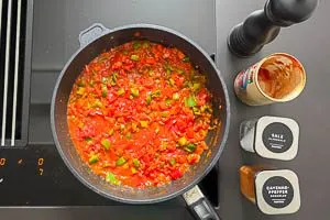 St&uuml;ckige Tomaten, Salz, Pfeffer und Cayennepfeffer hinzugeben