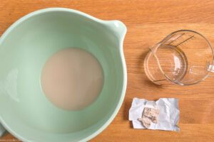 Frische Hefe in Wasser aufl&ouml;sen