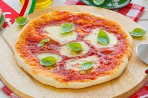 Pizza Margherita frisch aus dem Ofen genie&szlig;en