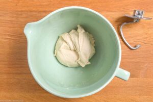 Zutaten zu einem Teig verkneten