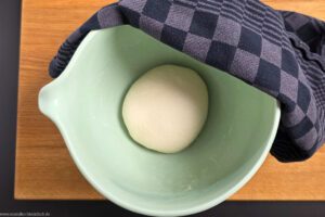 Pizzateig zu einer Kugel formen und ruhen lassen