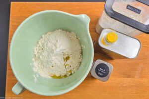 Mehl, Oliven&ouml;l und Salz in das Hefewasser geben