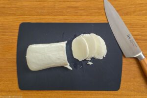 Mozzarella in Scheiben schneiden