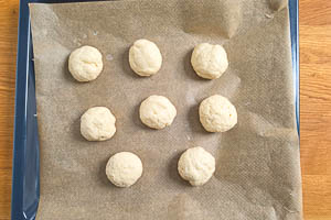 Gleichgroße Kugeln aus dem Teig formen und auf mittlerer Schiene backen