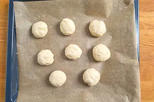 Gleichgro&szlig;e Kugeln aus dem Teig formen und auf mittlerer Schiene backen