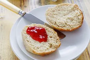 Quarkbr&ouml;tchen frisch und warm mit Aufstrich servieren