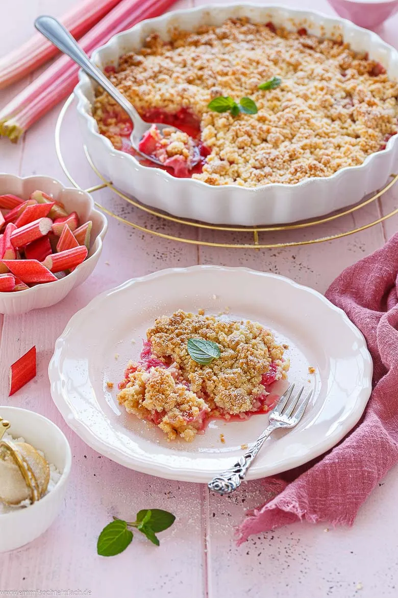 S&uuml;&szlig;-saurer Rhabarber-Crumble mit knusprigen Streuseln