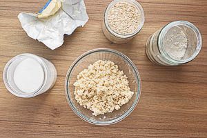 Streuselteig aus Mehl, Zucker, Butter, Haferflocken und Salz