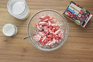 Rhabarberst&uuml;cke mit Zucker, Speisest&auml;rke und Himbeeren vermengen