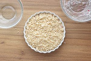 Obst und Streuselteig in die Auflaufform schichten