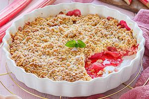 Rhabarber-Crumble warm servieren