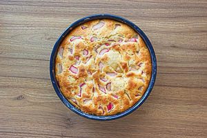 Kuchen aus dem Ofen holen