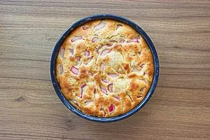 Kuchen aus dem Ofen holen