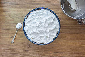 Baiser-Masse auf den Kuchen verteilen