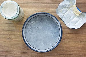 Die Springform einfetten