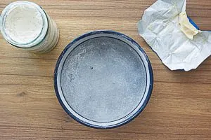 Die Springform einfetten