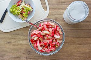 Rhabarber waschen, schneiden und mit Zucker vermengen