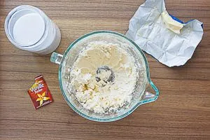 Butter mit Zucker schaumig schlagen