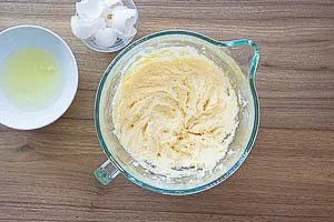 Eier unter die Zucker-Butter-Mischung r&uuml;hren