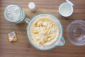 Restlichen Zutaten in den Teig geben und verrühren.