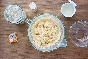 Restlichen Zutaten in den Teig geben und verr&uuml;hren.