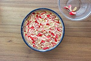 Rhabarber auf den Teig geben.