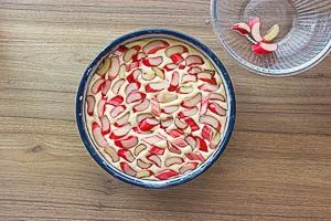 Rhabarber auf den Teig geben.