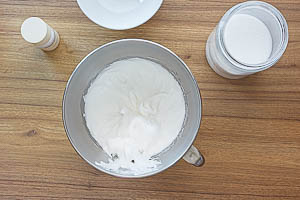 Eiweiße mit Zucker steif schlagen