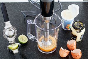 Zutaten f&uuml;r das Blitz-Sauce-Hollandaise-Rezept verr&uuml;hren