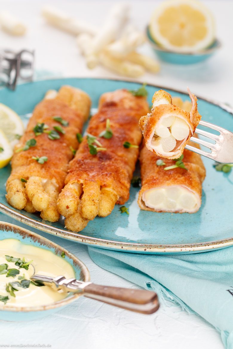 Spargel-Cordon-Bleu-R&ouml;llchen mit Sauce Hollandaise und Kartoffeln
