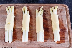 Spargel mit K&auml;se umwickeln