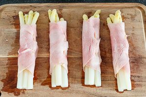 Spargel mit Schinken umwickeln