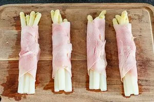 Spargel mit Schinken umwickeln