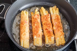 Spargel Cordon Bleu in einer Pfanne braten